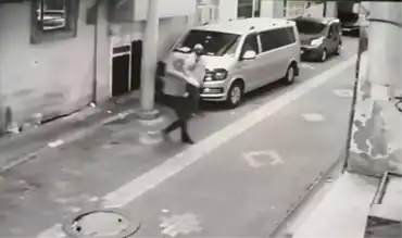 Adana'da Ev Kurşunlama Anı Kaydedildi