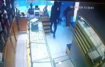 Kasklı Soyguncu Kuyumcuyu Vurdu, Altınlarla Kaçtı!