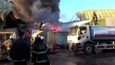 Adana'daki Geri Dönüşüm Fabrikası Yangını Kontrol Altında