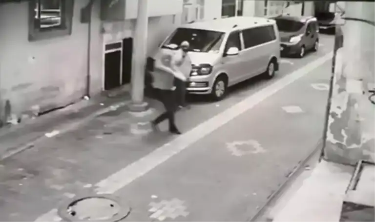 Adana'da Ev Kurşunlama Anı Kaydedildi