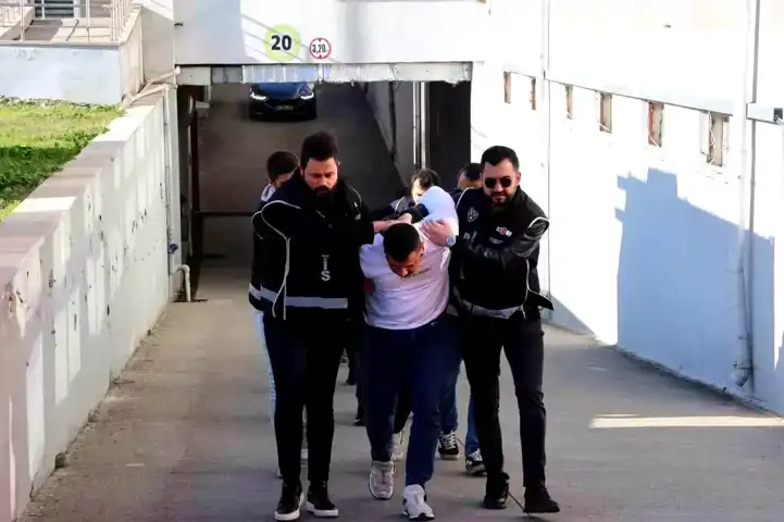Adana'da 2.5 Milyon Kaçak Makaron Ele Geçirildi
