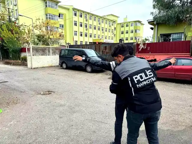 Adana'da Uyuşturucu Operasyonu: Parklarda Aramalar