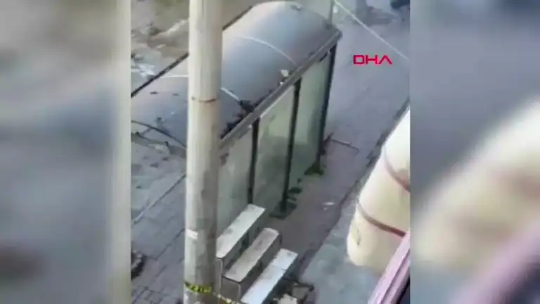 Adana'da Otobüs Durağı Yanı Yangın!